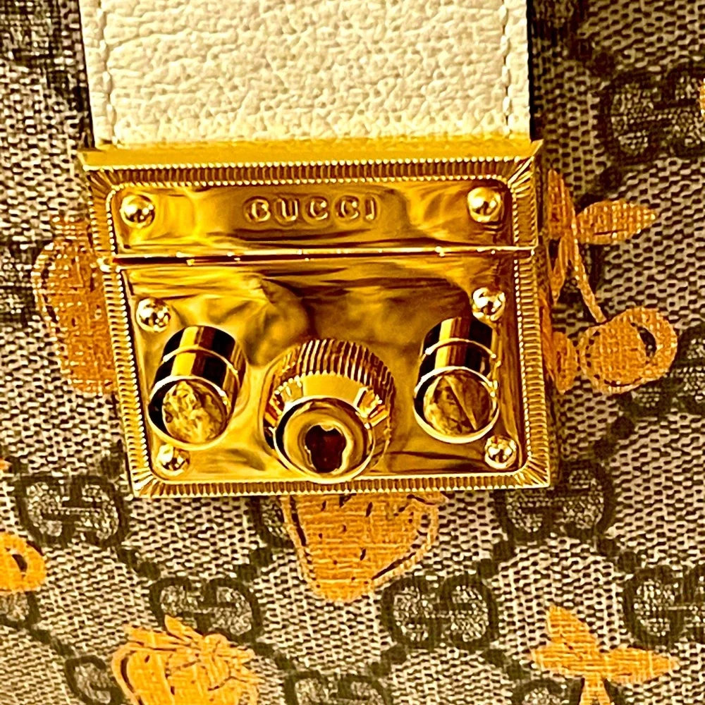 Gucci GG Supreme Monogram Berry Padlock - Picture 5 of 7